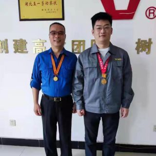  陶宏國（左）和陶力（右）父子倆佩戴五一勞動(dòng)獎(jiǎng)?wù)潞嫌? 